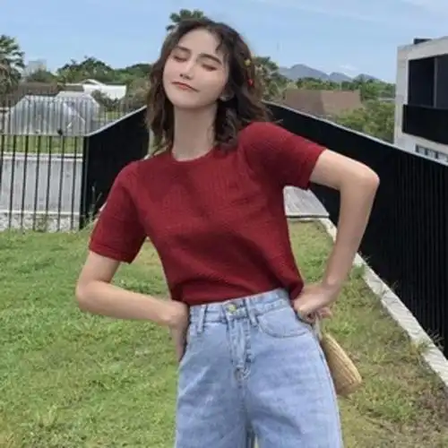 红色修身短袖搭配黑色短裤,大气美丽又耐看