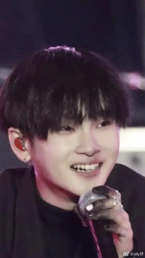 周震南今天北京音乐节点燃舞台,每一场都是不一样的感觉,笑起来就像