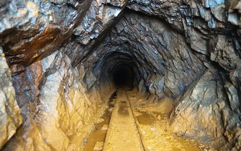 野外探险探索被遗忘的自由区矿洞