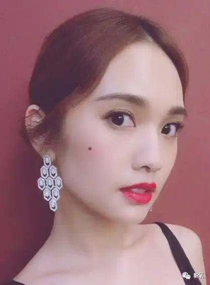哦,确切的说,杨丞琳这颗长在颧骨位置的痣应该是桃花痣,别问我怎么