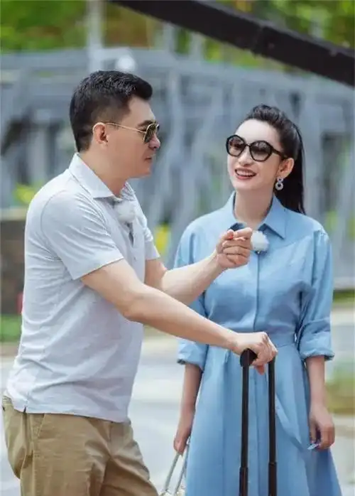 2015年,36岁秦海璐产下九斤重儿子后,丈夫王新军表示:补办婚礼