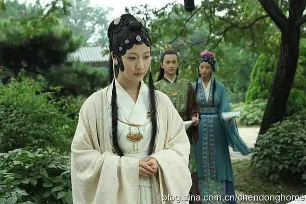 成年宝钗,后面是宝玉和宝琴