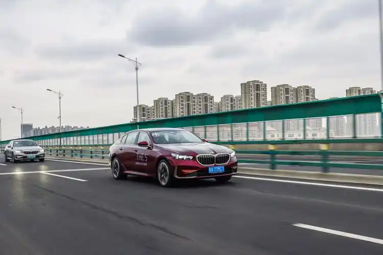 为保证系统的鲁棒性和安全性,宝马会进行虚实结合全场景测试.