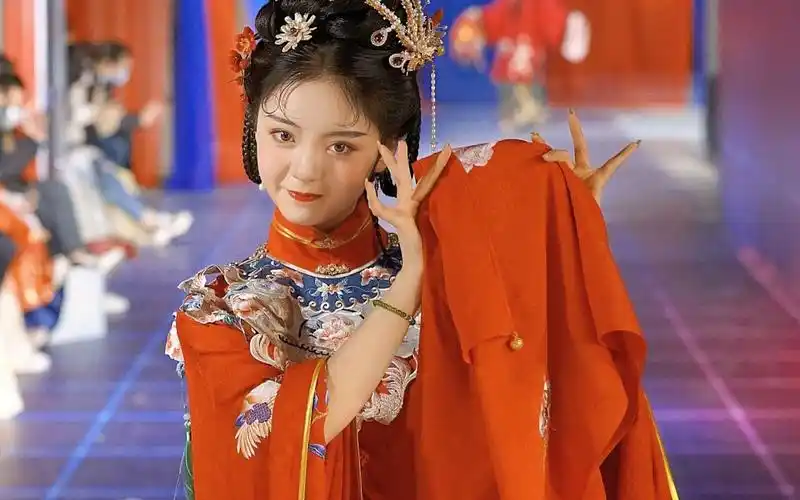 四月晨晨2021华裳九州四月单人走秀