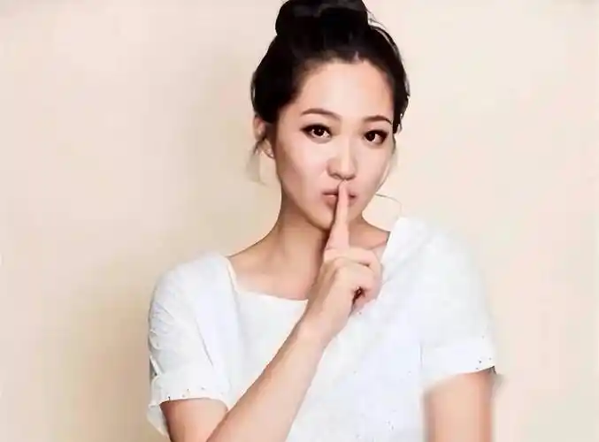 朱芳雨前妻离婚十年后罕见现身,朱芳雨曾举办超600桌婚礼迎娶她_胡美