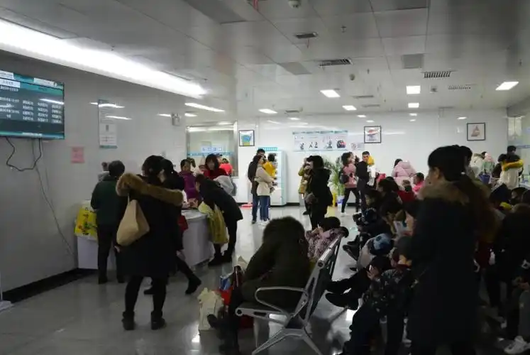 排队候诊的家长和患者 图片来源:郴州第一人民医院北院