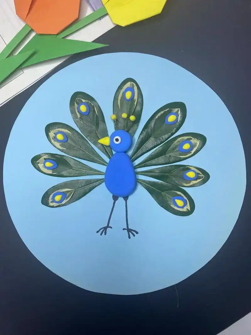 简单有趣的树叶贴画小孔雀～#做个手艺人 #亲子手工 #创意美术 #幼儿