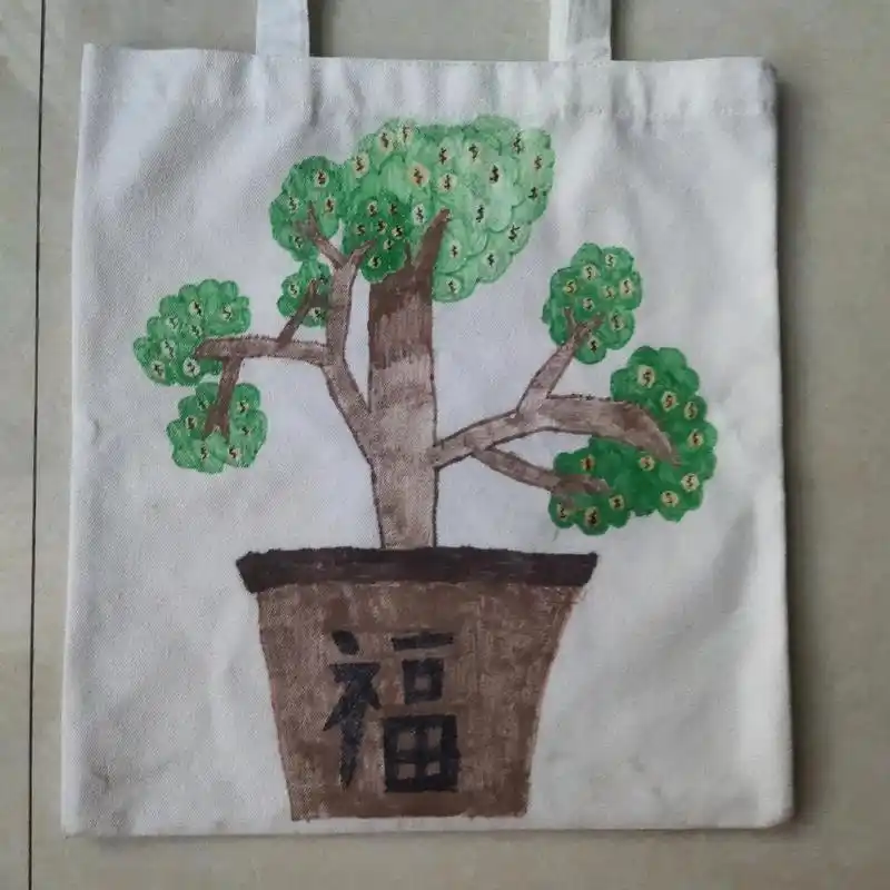 老师让在白布袋上自创一幅画娃说妈妈我画了一棵摇钱树画满了money
