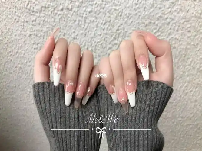 温柔斯文白色简单延长款式美甲