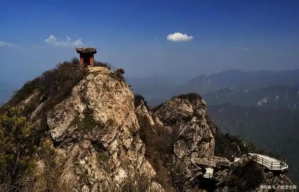 崆峒山位于中国甘肃省平凉市,是一座著名的道教名山,也是国家aaaa级