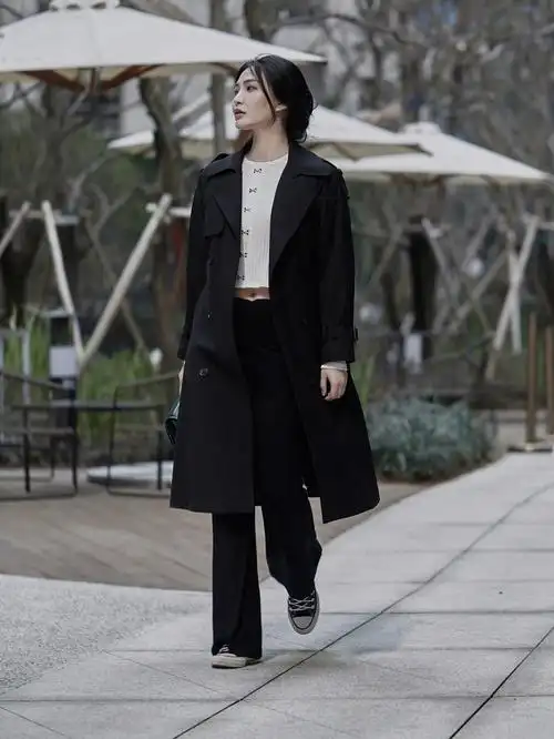 春秋穿搭可痞可lady的黑色风衣安排上