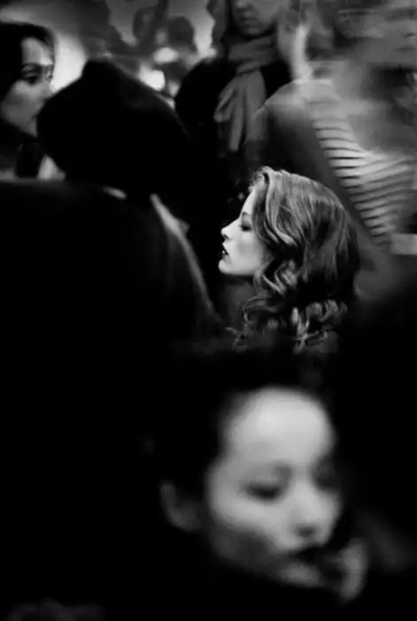 摄影-人群中孤独的女人