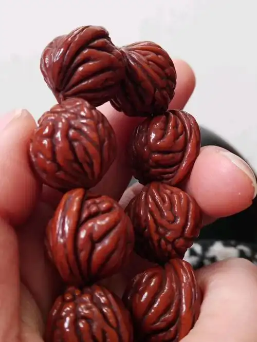 是脑纹,两串桃核盘的时间差不多,都是4年多,龙纹核桃红得已经很明显了