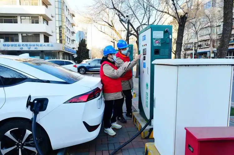 国网天津电力工作人员开展城市电动汽车充电桩隐患排查(央广网发 国网