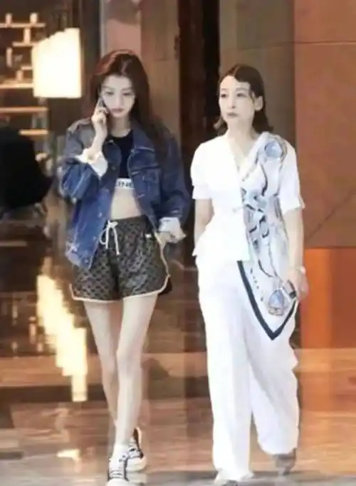 孙怡妈妈也太美了,撞脸李冰冰身材更精致,年近6旬看着却像30岁