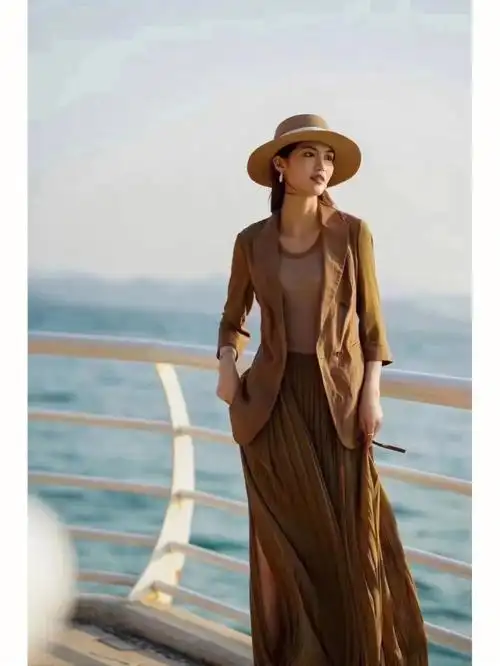 am路卡西法国轻奢女装茶褐色套装搭配