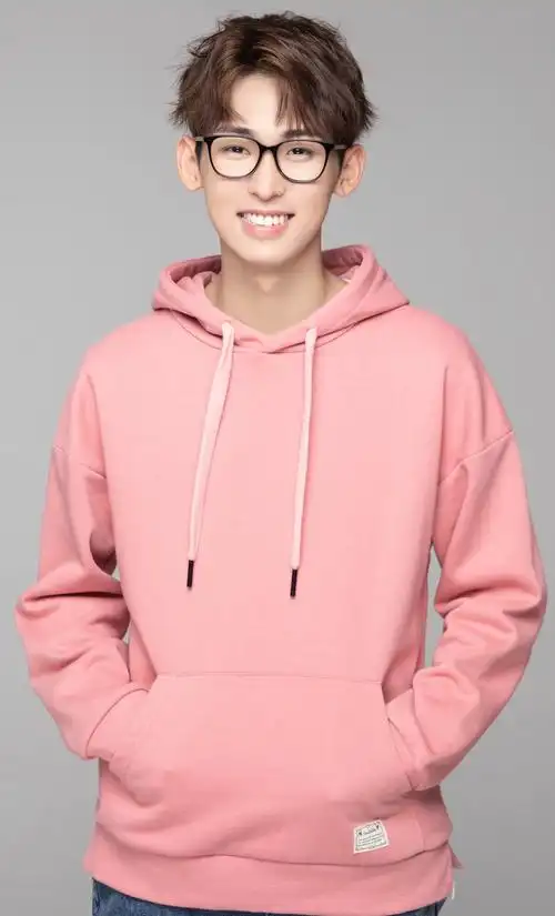 p>唐九洲,1998年2月5日出生于吉林长春,毕业于