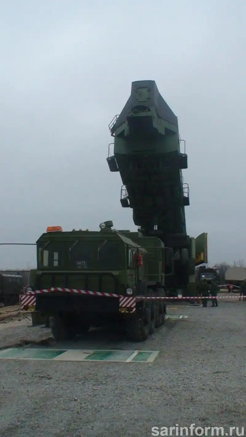 导弹运输车准备与地下井对接