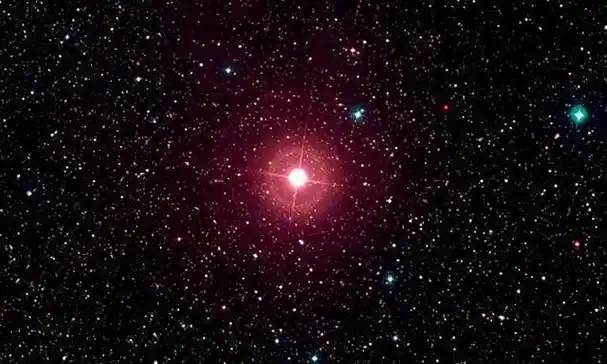 宇宙最大恒星更新半径可达164亿公里能够容纳131亿个太阳