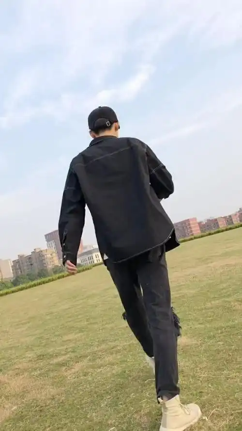 这位小哥哥看背影就知道很帅,转过身来更帅了