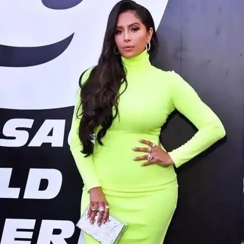 近日,瓦妮莎更新了个人的ins,瓦妮莎穿着一身青绿色的连衣裙,陪孩子看