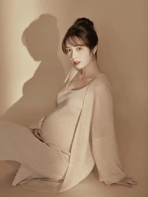 摄影师也很会引导32w拍孕妇照真的很累,所以也没办法完成很多动作.