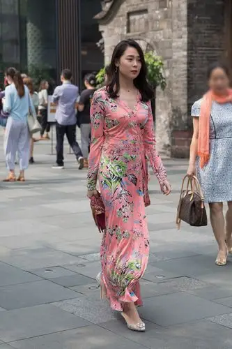 街拍:薄纱背心搭配绣花热裤,全身都散发出一种饱满成熟的风情