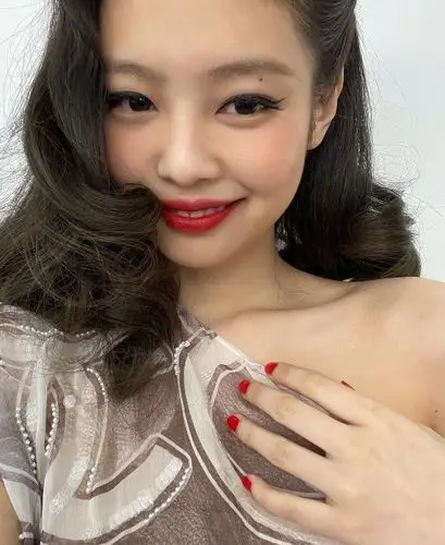 搜狐韩娱讯 韩国女团blackpink成员jennie今天在社交网