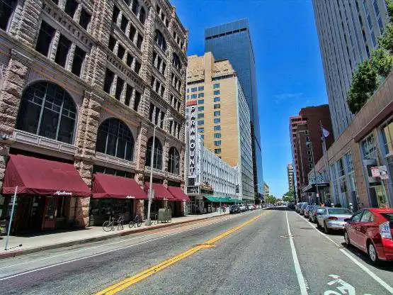 俄勒冈州最大城市,别称为"玫瑰之城",这是因为糨的气候特别适宜于种植