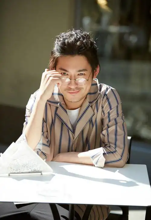 张博米兰街头悠闲迷人街拍图片