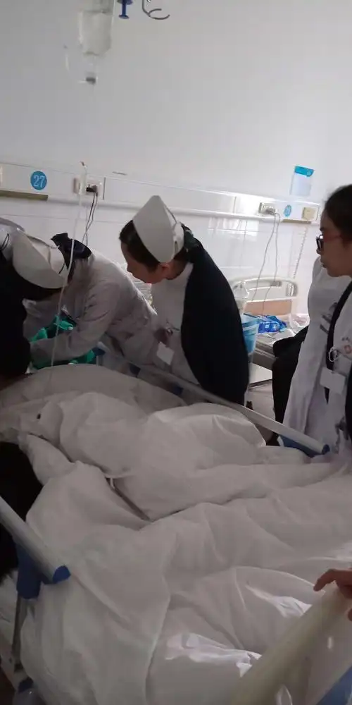 危重特护患者,颅脑外伤出血,颅内压增高,烦躁不安,氧气总是拔掉,查房