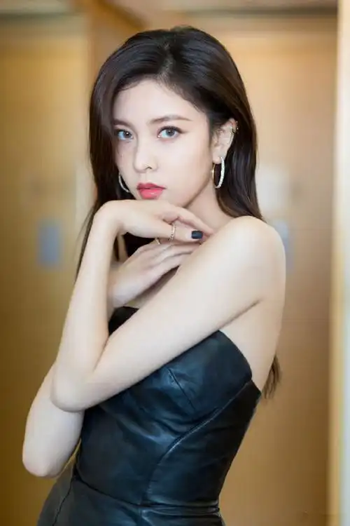 宋妍霏身穿抹胸长裙秀出曼妙身材既性感又霸气