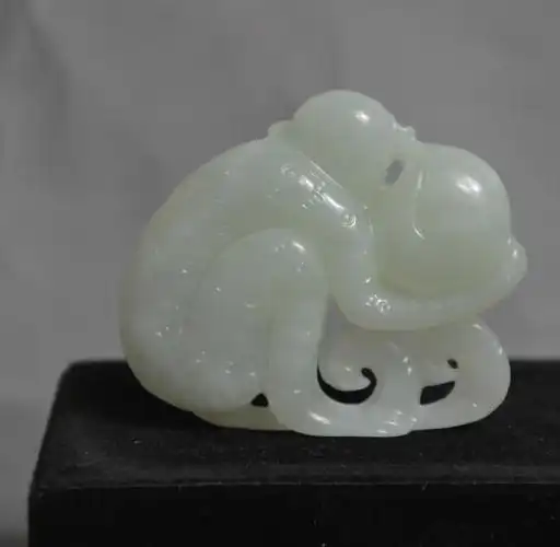 古玩收藏纯天然岫玉老玉 吉猴抱桃十二生肖猴手把件挂件摆件吊坠图片