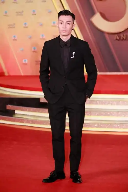 周柏豪当地时间2017年11月20日,著名歌手哈里·斯泰尔斯(harry styles