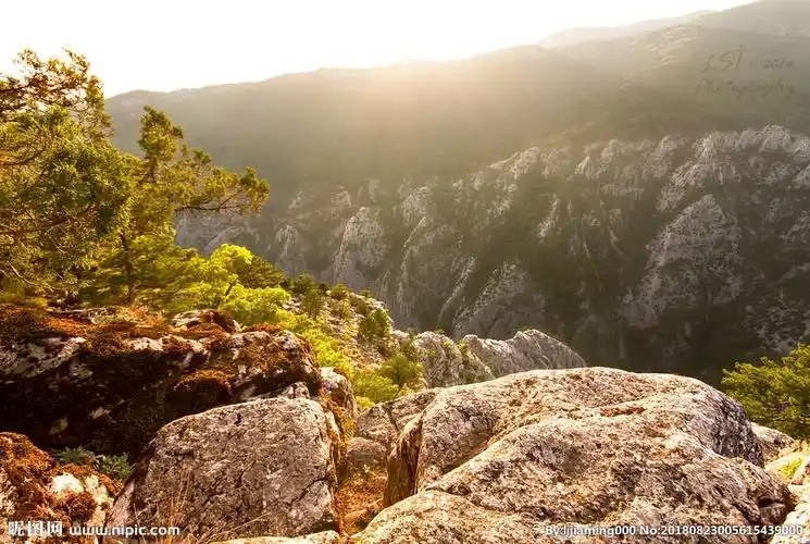 岩石山石大山溪流流水图片