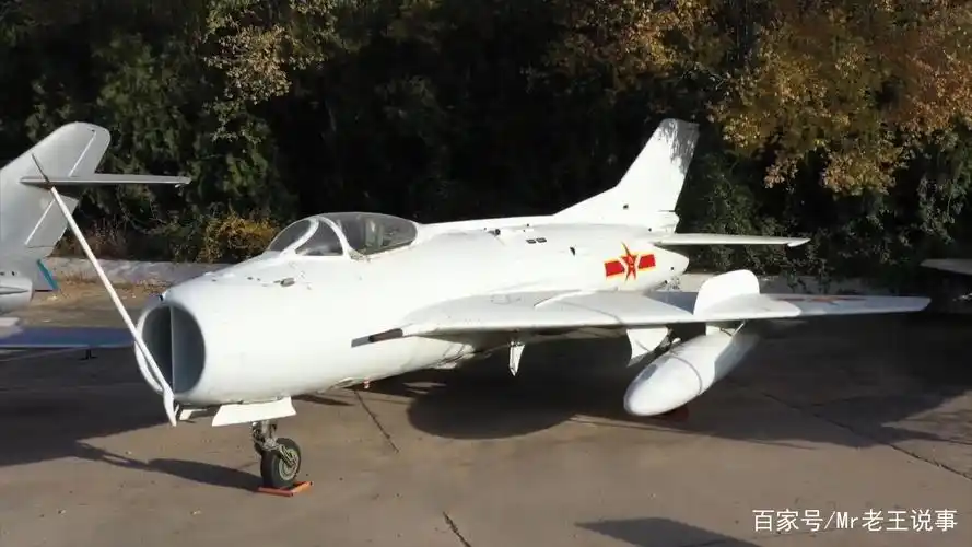 新中国的明星战机:歼6战斗机!