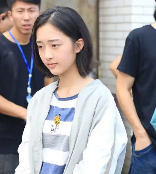 有一种性感叫邓恩熙穿"校服",看到这身材,不是一般人能比