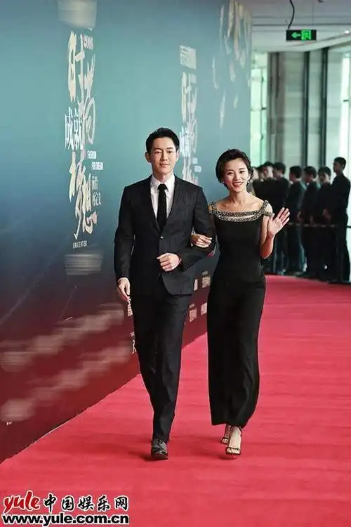 陈正飞伊一出席时尚盛典 "双帅cp"国际范十足