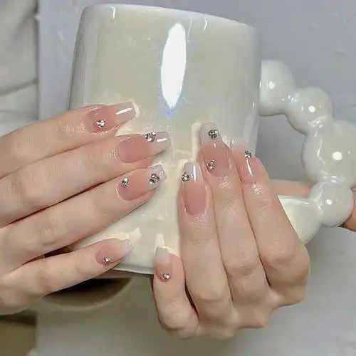 夏天到了,是不是想换一款清爽又时尚的美甲呢?