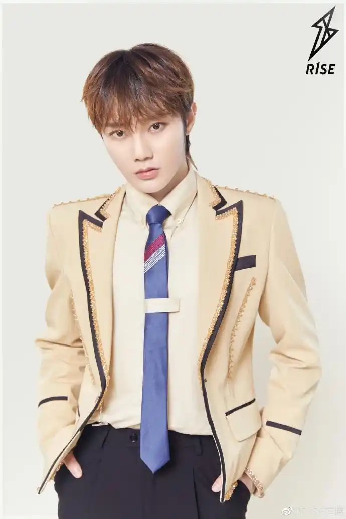 组图:r1se成团一周年制服升级 11位鲜衣少年写真曝光