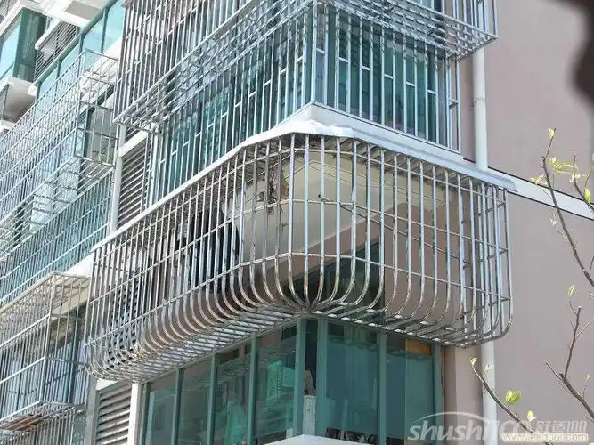 附加一层具有防盗防护功能的弧形网状门窗