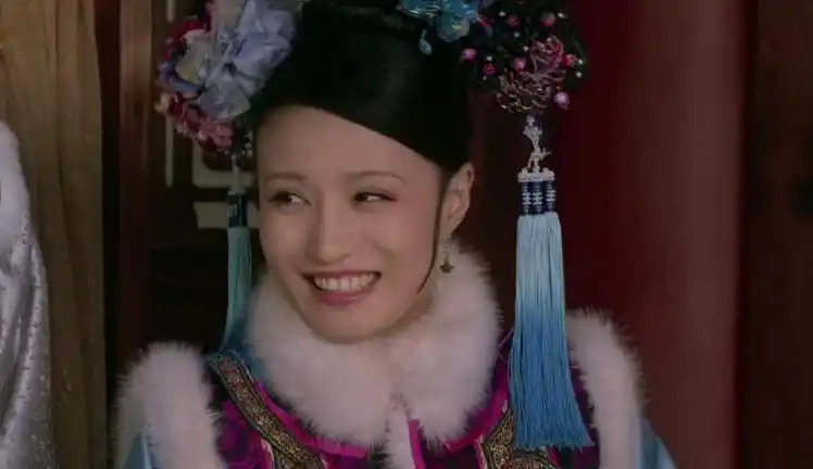 甄嬛传:原著中不得宠的欣贵人却还能活到最后,看清她的这个动作,秒懂
