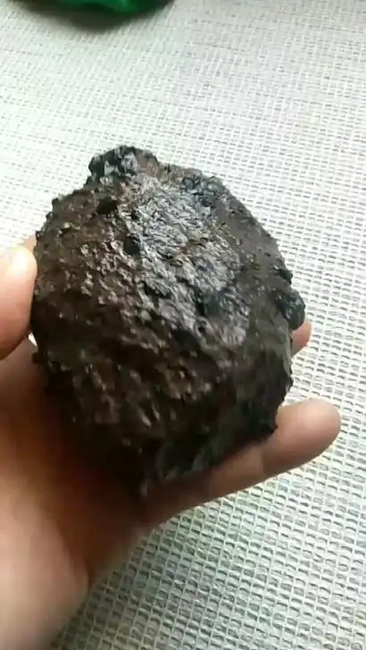 古铜色金属球粒石陨石融壳漂亮形状完美