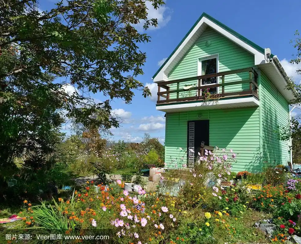 美丽的绿色农舍,乡村小屋和秋天的鲜花