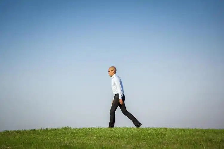 步行的人,行走中的人的自然背景的图像