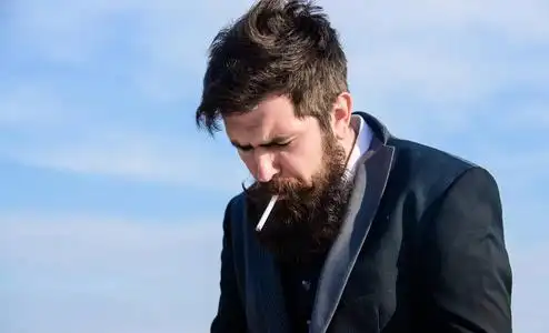 商人顶天立地.未来的成功.男性正式时尚.有胡子的男人在抽烟.抽烟.