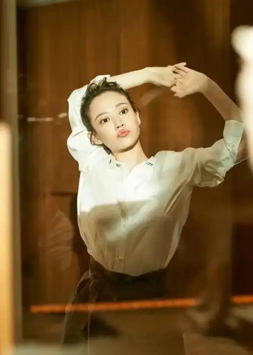 《我不是药神》中的单亲妈妈,这段钢管舞简直了.