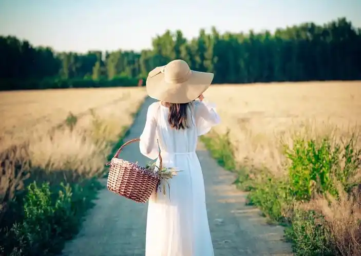 中年姐姐拍照手姿这样摆,气质上镜很加分,拍出简约优雅美