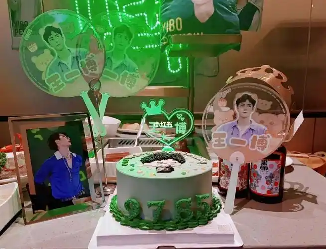 帮忙做蛋糕的小姐姐也很喜欢王一博9797