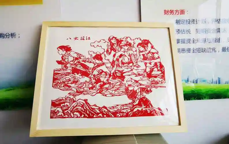 《八女投江》剪纸作品结合时代主题,贴近现实生活.